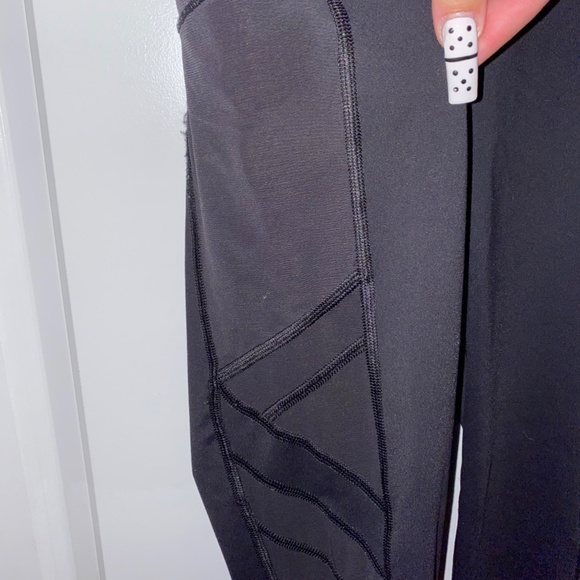 Victoria's Secret Victoria Sport Knockout Mesh Criss-Cross Legging - Picture 4 of 5